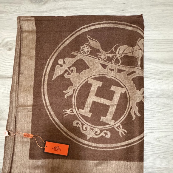 Scarf Hermes ,new with tag ‼️ - Picture 5 of 6